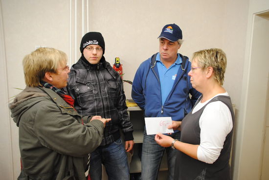 Frau Bauer, Harald Hahn, Malte und Kerstin Klein im Jugendclub 